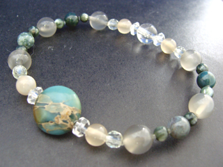 カオリン（グリーン・マーブル模様・コイン）お守り効果＋フェルドスパー【ムーンストーン】（グレー・８ｍｍ）女性らしさ・感受性・喜び・調和・決断力＋カルセドニー【グリーンアゲート】（グリーン・６ｍｍ）長寿・富・健康・家内安全・リラックス効果＋セラフィナイト（グリーン・絹糸光沢・４ｍｍ）天使の石・人間関係・癒し効果