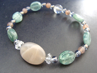 フェルドスパー【ムーンストーン】（ピンク・グレー・オーバル）女性らしさ・感受性・喜び・調和・決断力＋カイヤナイト（グリーン・オーバル）潜在能力・創造力を発揮＋クォーツ【シルバーフラッシュクリスタル】（クリアシルバー・４ｍｍ）健康・能力・明晰・完璧・宇宙的意識・感受性・沈着冷静・豊かな感受性