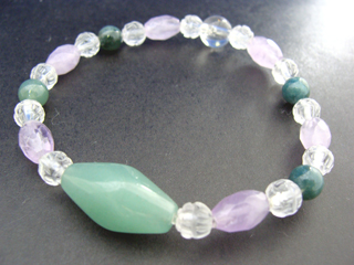 クォーツ【グリーンアベンチュリン】（グリーン・アヴェンチュレッセンス）感情バランス・心の安定・素直さ・優しさ＋クォーツ【ラベンダーアメジスト】（ラベンダー・ライス）決断力・愛情・集中力・調和・第六感・献身・冷静・覚醒・精神力・豊かな感受性＋クォーツ（クリア・ロータス（蓮）・６ｍｍ）健康・能力・明晰・完璧・宇宙的意識・感受性・沈着冷静・豊かな感受性＋カルセドニー【グリーンアゲート】（グリーン・６ｍｍ）長寿・富・健康・家内安全・リラックス効果