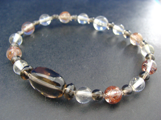 スモーキークォーツ（ブラウン・タンブル）リラックス効果・豊かな感受性＋ルチルクォーツ（クリア・ブロンズゴールド針入り・６ｍｍ）ビジネスの成功・長寿・健康＋クォーツ（クリア・ヘア入り・６ｍｍ）健康・能力・明晰・完璧・宇宙的意識・感受性・沈着冷静・豊かな感受性