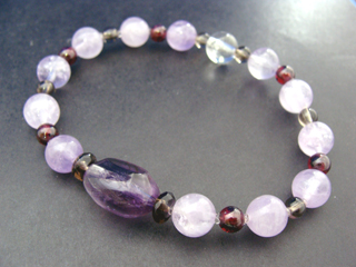 アメジストスモーキークォーツ（パープル・フラットオーバル）決断力・愛情・集中力・調和・第六感・献身・冷静・覚醒・精神力・豊かな感受性＋クォーツ【ラベンダーアメジスト】（ラベンダー・８ｍｍ）決断力・愛情・集中力・調和・第六感・献身・冷静・覚醒・精神力・豊かな感受性＋ガーネット（ワイン・５ｍｍ）生命力・エネルギー・活力・努力・抵抗力・色気・根性・気力・独立＋スモーキークォーツ（ブラウン）リラックス効果・豊かな感受性