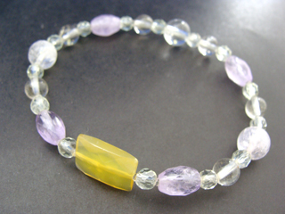 カルセドニー【イエローアゲート】（ハニーイエロー・レクタングル・カット）金運・勇気・行動力・対人トラブル＋クォーツ【ラベンダーアメジスト】（ラベンダー・ライス・カット）決断力・愛情・集中力・調和・第六感・献身・冷静・覚醒・精神力・豊かな感受性＋クンツァイト（ピンク・８～９ｍｍ）感情・優しさ・寛大・安堵感＋クォーツ（クリア・ヘア入り・６ｍｍ）健康・能力・明晰・完璧・宇宙的意識・感受性・沈着冷静・豊かな感受性