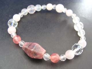 ロードナイト（ピンク・ライス・カット）優しさ・繊細・愛情・美・調和・穏やかな心＋ロードクロサイト【インカローズ】（ピンク・６ｍｍ）情熱・優しさ・繊細・愛情・美・調和・豊かな感受性＋ローズクォーツ（ピンク）恋愛・優しさ・情緒・繊細・愛情・美・調和＋カルセドニー（ピンク半透明）達成能力・先見の明・開放・社交性・冒険心・自由・自信・思いやり