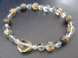 クォーツ【シトリン】（イエロー・ラフカットタンブル）社交性・人間関係・生きる意欲・自信・表現力・豊かな感受性＋ルチルクォーツ（クリア金線・８ｍｍ）財運・ギャンブル運アップ＋ダークカラーカイヤナイト（ダークグリーン・８ｍｍ）潜在能力・創造力を発揮＋クォーツ【アメジスト】（グリーン・６ｍｍ）決断力・愛情・集中力・調和・第六感・献身・冷静・覚醒・精神力・豊かな感受性