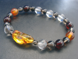 バルティックアンバー（琥珀色・ダークワイン）喜び・社交性・人間関係・柔軟・創造＋ガーデンクォーツ（クリア・ブラウン）財運・仕事運・家族運をアップ＋カルセドニー【カーネリアン】（オレンジ）喜び・リラックス・落ち着き・精神バランス・思慮深さ・復活・勇気・連帯＋スモーキークォーツ（ブラウン）リラックス効果・豊かな感受性