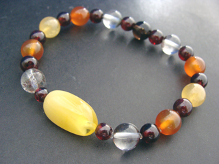 バルティックアンバー（ハニーイエロー）喜び・社交性・人間関係・柔軟・創造＋ガーデンクォーツ（クリア・ブラウン）財運・仕事運・家族運をアップ＋カルセドニー【カーネリアン】（オレンジ）喜び・リラックス・落ち着き・精神バランス・思慮深さ・復活・勇気・連帯＋イエローカルサイト（ハニーイエロー）繁栄・栄華・金運アップ＋スモーキークォーツ（ブラウン）リラックス効果・豊かな感受性＋ガーネット（ワイン）生命力・エネルギー・活力・努力・抵抗力・色気・根性・気力・独立