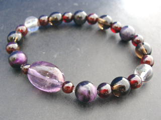 アメジストスモーキークォーツ（パープル）決断力・愛情・集中力・調和・第六感・献身・冷静・覚醒・精神力・豊かな感受性＋スギライト（ブラックパープル・8～９ｍｍ）癒し＋ガーデンクォーツ（クリア・ブラウン）財運・仕事運・家族運をアップ＋スモーキークォーツ（ブラウン）リラックス効果・豊かな感受性＋ガーネット（ワイン）生命力・エネルギー・活力・努力・抵抗力・色気・根性・気力・独立