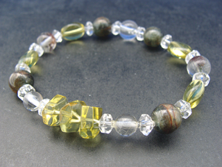 グリーンアンバー（グリーン）喜び・社交性・人間関係・柔軟・創造＋ガーデンクォーツ（クリア・ブラウン）財運・仕事運・家族運をアップ＋ダークカラーカイヤナイト（ダークグリーン）潜在能力・創造力を発揮＋クォーツ（クリア・ヘア入り）健康・能力・明晰・完璧・宇宙的意識・感受性・沈着冷静・豊かな感受性