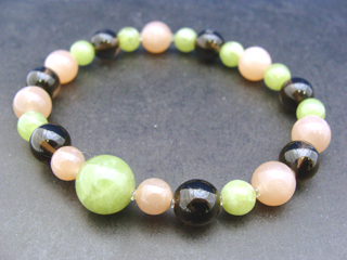 アイドクレース【ベスブ石】（マスカットグリーン）人間関係向上＋フェルドスパー【ムーンストーン】（オレンジ）女性らしさ・感受性・喜び・調和・決断力＋スモーキークォーツ（ブラウン）リラックス効果・豊かな感受性