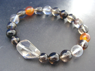 スモーキークォーツ（ブラウン）リラックス効果・豊かな感受性＋ガーデンクォーツ（クリア・ブラウン）財運・仕事運・家族運をアップ＋カルセドニー【カーネリアン】（オレンジ）喜び・リラックス・落ち着き・精神バランス・思慮深さ・復活・勇気・連帯