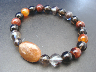 フェルドスパー（ブラウン）女性らしさ・感受性・喜び・調和・決断力＋ガーデンクォーツ（クリア・ブラウン）財運・仕事運・家族運をアップ＋タイガーアイ（レッド（虎目））集中力・健康・社交性・人間関係・直感力・金運＋カルセドニー【カーネリアン】（オレンジ）喜び・リラックス・落ち着き・精神バランス・思慮深さ・復活・勇気・連帯＋スモーキークォーツ（ブラウン）リラックス効果・豊かな感受性