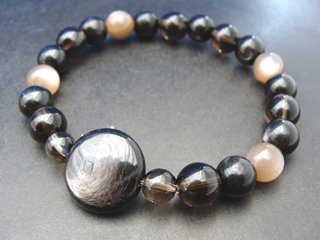 ハイパーシーン（ブラック・シラー効果）欲しいものが手に入る・周囲の信頼を得る＋フェルドスパー（ブラウン）女性らしさ・感受性・喜び・調和・決断力＋スモーキークォーツ（ブラウン）リラックス効果・豊かな感受性