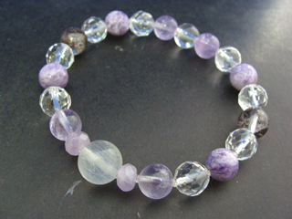 フェルドスパー【レインボームーンストーン】【ホワイトラブラドライト】（ホワイト）調和・穏やかな心・記憶＋チャロアイト（パープル・絹糸光沢）心の弱さを克服＋ラベンダーアメジスト（ラベンダー）決断力・愛情・集中力・調和・第六感・献身・冷静・覚醒・精神力・豊かな感受性＋ガーデンクォーツ（クリア・ブラウン）財運・仕事運・家族運をアップ