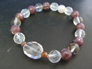 ローズクォーツ（ライトピンク・タンブルカット）恋愛・優しさ・情緒・繊細・愛情・美・調和＋レピドライト（パープル）精神の安定・変革＋ガーデンクォーツ（クリア・ブラウン）財運・仕事運・家族運をアップ＋ミルキークォーツ（乳白色・半透明）母性愛・優しい気持ち・事故や災難から身を守る子供のお守り