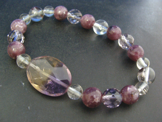 クォーツ【アメトリン】（イエローパープル）精神と肉体のバランスを取り、望む方向へと導く＋クォーツ【アメジスト】（パープル）決断力・愛情・集中力・調和・第六感・献身・冷静・覚醒・精神力・豊かな感受性＋レピドライト（パープル）精神の安定・変革＋ガーデンクォーツ（クリア・ブラウン）財運・仕事運・家族運をアップ＋クォーツ（クリア・ヘア入り）健康・能力・明晰・完璧・宇宙的意識・感受性・沈着冷静・豊かな感受性