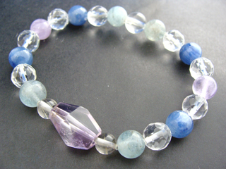 クォーツ【アメジストスモーキークォーツ】（パープル・タンブルカット）決断力・愛情・集中力・調和・第六感・献身・冷静・覚醒・精神力・豊かな感受性＋アクアマリン（ライトブルー）自由・冒険・開放・人とのつながり・純粋・素直さ・行動力・先見の明・忍耐・集中・友情・愛・信頼・自信＋カイヤナイト（ブルー）潜在能力・創造力を発揮＋ラベンダーアメジスト（ラベンダー）決断力・愛情・集中力・調和・第六感・献身・冷静・覚醒・精神力・豊かな感受性