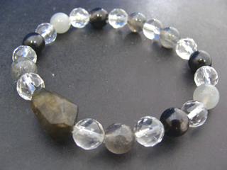 フェルドスパー【ラブラドライト】（グリーングレー・タンブルカット）調和・穏やかな心・記憶＋ハイパーシーン（ブラック・シラー効果）欲しいものが手に入る・周囲の信頼を得る＋フェルドスパー【ムーンストーン】（グレー）女性らしさ・感受性・喜び・調和・決断力