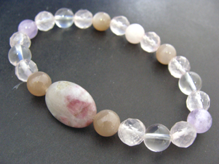 レピドライト（ホワイトピンク・オーバル）精神の安定・変革＋ラベンダーアメジスト（ラベンダー）決断力・愛情・集中力・調和・第六感・献身・冷静・覚醒・精神力・豊かな感受性＋フェルドスパー【ムーンストーン】（ピンク）女性らしさ・感受性・喜び・調和・決断力＋ローズクォーツ（ピンク）恋愛・優しさ・情緒・繊細・愛情・美・調和