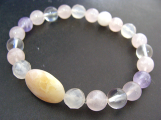 ジャスパー（ピンク・オーバル）判断力・創造性・感情のコントロール＋ラベンダーアメジスト（ラベンダー）決断力・愛情・集中力・調和・第六感・献身・冷静・覚醒・精神力・豊かな感受性＋ローズクォーツ（ピンク）恋愛・優しさ・情緒・繊細・愛情・美・調和＋カルセドニー（ピンク）達成能力・先見の明・開放・社交性・冒険心・自由・自信・思いやり