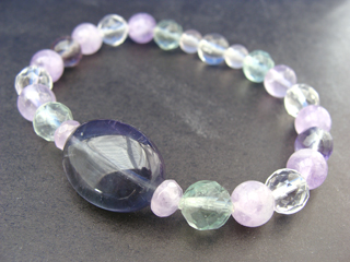 フローライト（ダークグリーン）ひらめき・集中力・直感・愛・学習・理解力・独立＋ラベンダーアメジスト（ラベンダー）決断力・愛情・集中力・調和・第六感・献身・冷静・覚醒・精神力・豊かな感受性＋クォーツ（クリア）健康・能力・明晰・完璧・宇宙的意識・感受性・沈着冷静・豊かな感受性