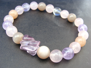 フローライト（パープル）ひらめき・集中力・直感・愛・学習・理解力・独立＋ローズクォーツ（ピンク）恋愛・優しさ・情緒・繊細・愛情・美・調和＋フェルドスパー【ムーンストーン】（ピンク）女性らしさ・感受性・喜び・調和・決断力＋ラベンダーアメジスト（ラベンダー）決断力・愛情・集中力・調和・第六感・献身・冷静・覚醒・精神力・豊かな感受性