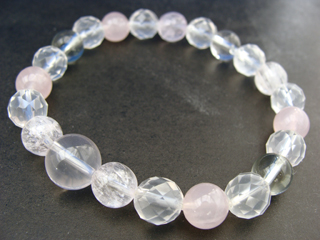 ローズクォーツ（ピンク）恋愛・優しさ・情緒・繊細・愛情・美・調和＋ラベンダーアメジスト（ラベンダー）決断力・愛情・集中力・調和・第六感・献身・冷静・覚醒・精神力・豊かな感受性＋ミルキークォーツ（乳白色・半透明）母性愛・優しい気持ち・事故や災難から身を守る子供のお守り