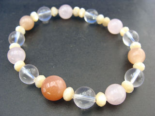 フェルドスパー【ムーンストーン】（オレンジ）女性らしさ・感受性・喜び・調和・決断力＋ローズクォーツ（ピンク）恋愛・優しさ・情緒・繊細・愛情・美・調和＋マザーオブパール・シェル（アイボリー）安眠効果