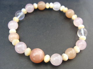 フェルドスパー【ムーンストーン】（オレンジ）女性らしさ・感受性・喜び・調和・決断力＋ローズクォーツ（ピンク）恋愛・優しさ・情緒・繊細・愛情・美・調和＋マザーオブパール・シェル（アイボリー）安眠効果