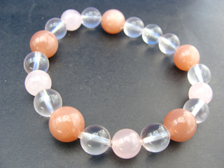 フェルドスパー【ムーンストーン】（オレンジ）女性らしさ・感受性・喜び・調和・決断力＋ローズクォーツ（ピンク）恋愛・優しさ・情緒・繊細・愛情・美・調和