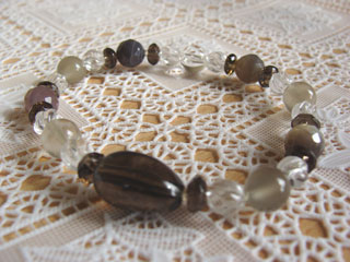 スモーキークォーツ（ブラウン・オーバル）リラックス効果・豊かな感受性＋フェルドスパー【ムーンストーン】（グレー・タンザニア産）女性らしさ・感受性・喜び・調和・決断力＋カルセドニー【ボツワナアゲート】（ブラウンＭｉｘ・カット）喜び・母親・守護・再生・成長・安心＋クォーツ（クリア・Ｓライン）健康・能力・明晰・完璧・宇宙的意識・感受性・沈着冷静・豊かな感受性