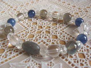 フェルドスパー【ラブラドライト】（ブルーグレー・オーバル）調和・穏やかな心・記憶＋ローズクォーツ（ピンク・マダガスカル産）恋愛・優しさ・情緒・繊細・愛情・美・調和＋カイヤナイト（ブルー）潜在能力・創造力を発揮＋ミルキークォーツ（乳白色・半透明・ボタン）母性愛・優しい気持ち・事故や災難から身を守る子供のお守り