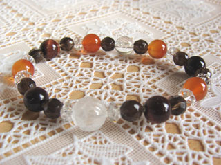 クォーツ（ロータス（蓮））健康・能力・明晰・完璧・宇宙的意識・感受性・沈着冷静・豊かな感受性＋タイガーアイ（レッド・虎目）集中力・健康・社交性・人間関係・直感力・金運＋カルセドニー【カーネリアン】（オレンジ）喜び・リラックス・落ち着き・精神バランス・思慮深さ・復活・勇気・連帯＋スモーキークォーツ（ブラウン・カット）リラックス効果・豊かな感受性