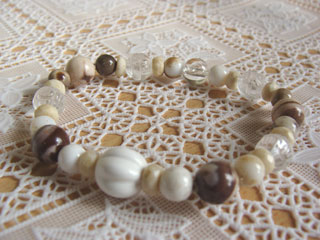 カルセドニー【ホワイトオニキス】（ホワイト）達成能力・先見の明・開放・社交性・冒険心・自由・自信・思いやり＋カルセドニー【カプチーノジャスパー】（ブラウンＭｉｘ）判断力・創造性・感情のコントロール＋クォーツ（ロータス（蓮））健康・能力・明晰・完璧・宇宙的意識・感受性・沈着冷静・豊かな感受性＋カルセドニー【ジャスパー】（ベージュＭｉｘ）判断力・創造性・感情のコントロール＋リバーストーン（アイボリー・ボタン）ストレスを癒す