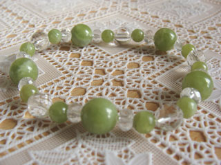 アイドクレース【ベスブ石】（マスカットグリーン）人間関係向上＋クォーツ（クリア・カット）健康・能力・明晰・完璧・宇宙的意識・感受性・沈着冷静・豊かな感受性＋ミルキークォーツ（乳白色・半透明・ボタン）母性愛・優しい気持ち・事故や災難から身を守る子供のお守り