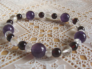 クォーツ【アメジスト】（パープル）決断力・愛情・集中力・調和・第六感・献身・冷静・覚醒・精神力・豊かな感受性＋ガーネット（ワイン）生命力・エネルギー・活力・努力・抵抗力・色気・根性・気力・独立＋クォーツ（クリア・カット）健康・能力・明晰・完璧・宇宙的意識・感受性・沈着冷静・豊かな感受性＋ミルキークォーツ（乳白色・半透明・ボタン）母性愛・優しい気持ち・事故や災難から身を守る子供のお守り