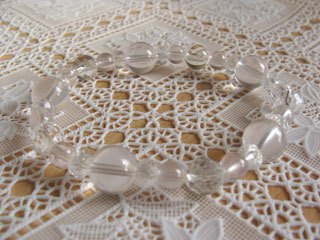 ローズクォーツ（ピンク・マダガスカル産）恋愛・優しさ・情緒・繊細・愛情・美・調和＋クォーツ（クリア・カット）健康・能力・明晰・完璧・宇宙的意識・感受性・沈着冷静・豊かな感受性＋ミルキークォーツ（乳白色・半透明・ボタン）母性愛・優しい気持ち・事故や災難から身を守る子供のお守り