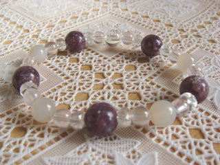 レピドライト（パープル）精神の安定・変革＋ローズクォーツ（ピンク・マダガスカル産）恋愛・優しさ・情緒・繊細・愛情・美・調和＋フェルドスパー【ムーンストーン】（ピンクライトグレー）女性らしさ・感受性・喜び・調和・決断力＋ミルキークォーツ（乳白色・半透明・ボタン）母性愛・優しい気持ち・事故や災難から身を守る子供のお守り