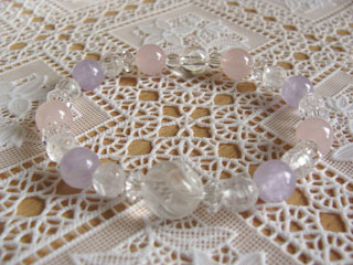 クォーツ（クリア・Ｓライン）健康・能力・明晰・完璧・宇宙的意識・感受性・沈着冷静・豊かな感受性＋クォーツ【ラベンダーアメジスト】（ラベンダー）決断力・愛情・集中力・調和・第六感・献身・冷静・覚醒・精神力・豊かな感受性＋ローズクォーツ（ピンク）恋愛・優しさ・情緒・繊細・愛情・美・調和＋クォーツ（ロータス（蓮））健康・能力・明晰・完璧・宇宙的意識・感受性・沈着冷静・豊かな感受性