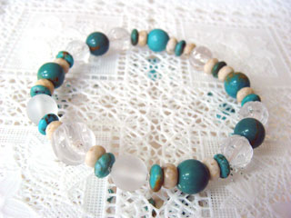 クォーツ（Ｓライン１０ｍｍ）健康・能力・明晰・完璧・宇宙的意識・感受性・沈着冷静・豊かな感受性＋クォーツ（フロスト）健康・能力・明晰・完璧・宇宙的意識・感受性・沈着冷静・豊かな感受性＋クォーツ（ロータス（蓮））健康・能力・明晰・完璧・宇宙的意識・感受性・沈着冷静・豊かな感受性＋ターコイズ（グリーン）沈着冷静・先見の明・強運・開放・社交性・冒険心・自由・穏やかな心＋リバーストーン（アイボリー）ストレスを癒す