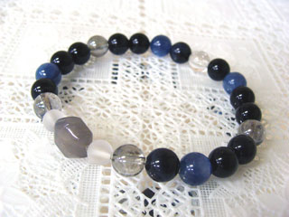 カルセドニー【グレーオニキス】（グレー）達成能力・先見の明・開放・社交性・冒険心・自由・自信・思いやり＋クォーツ【シルバーフラッシュクリスタル】（クリアシルバー）健康・能力・明晰・完璧・宇宙的意識・感受性・沈着冷静・豊かな感受性＋ホークスアイ（ブルー・虎目）集中力・健康・社交性・人間関係・直感力・金運＋カイヤナイト（ブルー）潜在能力・創造力を発揮