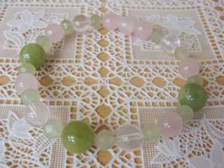 ブレスレットです。（シリコンゴム（２重・結び技法）アイドクレース・マダガスカルローズクォーツ他使用）　<<オーダーにて作りました。>>