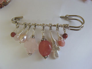 ブローチです。（ピンク・赤系天然石使用）　<<オーダーにて作りました。>>