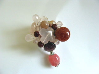 ブローチです。（ピンク・赤系天然石使用）　<<オーダーにて作りました。>>