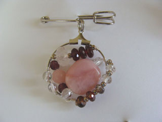 ブローチです。（ピンク・赤系天然石使用）　<<オーダーにて作りました。>>