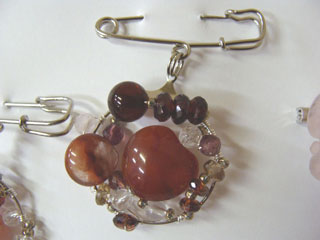 ブローチです。（ピンク・赤系天然石使用）　<<オーダーにて作りました。>>