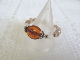 アンバー（ブラウン）喜び・社交性・人間関係・柔軟・創造＋トパーズ（ブラウン・ボタン）友愛と幸福