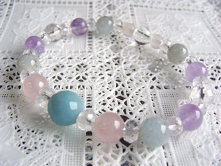 アマゾナイト（ライトブルー・１０ｍｍ・カット）穏やかな心・精神力＋ローズクォーツ（ピンク）恋愛・優しさ・情緒・繊細・愛情・美・調和＋アクアマリン（ブルーＭｉｘ）自由・冒険・開放・人とのつながり・純粋・素直さ・行動力・先見の明・忍耐・集中・友情・愛・信頼・自信＋クォーツ【ラベンダーアメジスト】（ラベンダー）決断力・愛情・集中力・調和・第六感・献身・冷静・覚醒・精神力・豊かな感受性