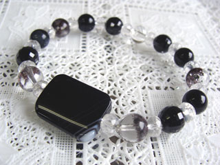 カルセドニー【オニキス】（ブラック）意志の強さ・冷静さ・喜び・勉強・達成能力・調和・柔軟・目的意識・完璧さ・集中力・運動能力＋ガーデンクォーツ（クリア・ブラウン）財運・仕事運・家族運をアップ＋スピネル（ブラック）チャレンジ・自己主張＋ブルータイガーアイ（ホークスアイ）（ブルー・虎目）集中力・健康・社交性・人間関係・直感力・金運