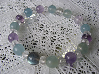 フェルドスパー【ラブラドライト】（ブルーグレー）調和・穏やかな心・記憶＋ブルーカルサイト（ライトブルー）意識・豊かな感受性＋クォーツ【ラベンダーアメジスト】（ラベンダー）決断力・愛情・集中力・調和・第六感・献身・冷静・覚醒・精神力・豊かな感受性