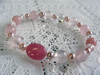 ロードクロサイト【インカローズ】（オーバル・ピンク）情熱・優しさ・繊細・愛情・美・調和・豊かな感受性＋ローズクォーツ（ピンク）恋愛・優しさ・情緒・繊細・愛情・美・調和＋パリゴルスカイト【ピンクオパール】（ピンク・マット）創造・活力＋真珠・パール（ピンク）ストレスを癒す・安眠効果・美しさ・優しさ